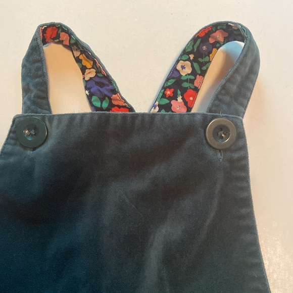 Mini Boden Velvet Green Overall Shorts 5-6y - Picture 2 of 5